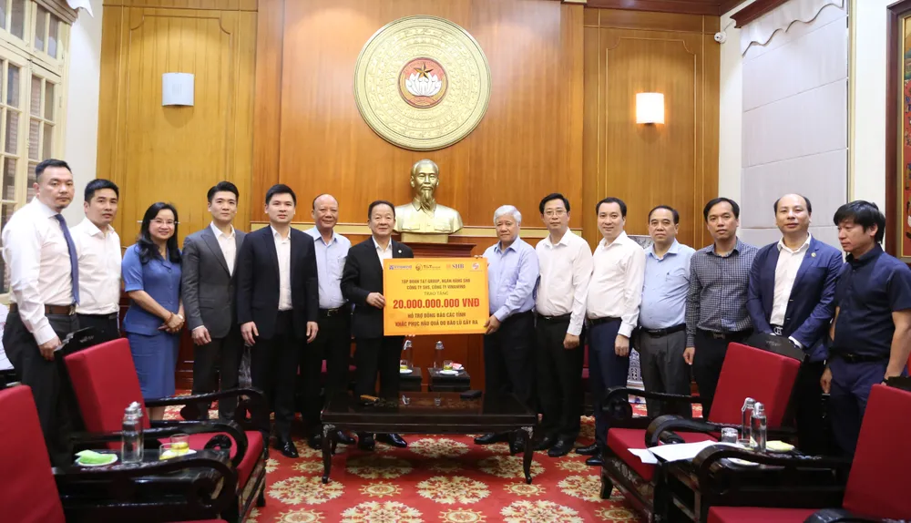 Ông Đỗ Quang Hiển, Nhà sáng lập, Chủ tịch Điều hành Tập đoàn T&T, Chủ tịch HĐQT Ngân hàng SHB trao ủng hộ 20 tỷ đồng cho Ủy ban Trung ương MTTQ Việt Nam nhằm hỗ trợ các địa phương khắc phục thiệt hại sau bão số 3 năm 2024 Ảnh 3.jpg
