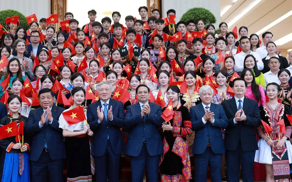 Thủ tướng Phạm Minh Chính với các đại biểu dự hội nghị tổng kết chương trình và phong trào thi đua “Cả nước chung tay xóa nhà tạm, nhà dột nát”, sáng 26-8. Ảnh: VIẾT CHUNG $3f.jpg