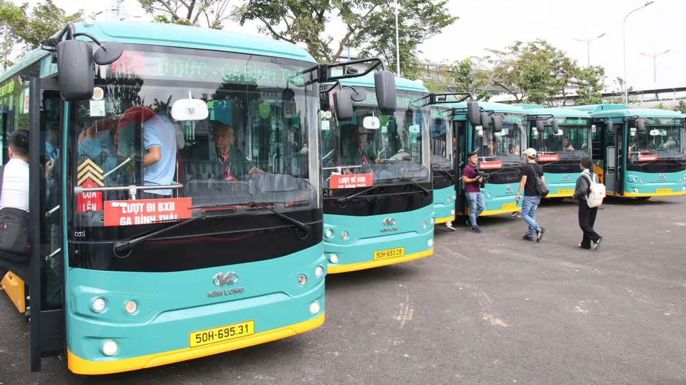 Xe buýt điện tại bến xe buýt Công viên 23-9 &5A.jpg