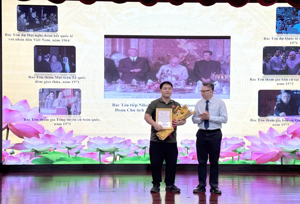 Viên Hồng Quang trao tặng Bảo tàng Tôn Đức Thắng 24 phim tư liệu quý được phục chế về hoạt động cách mạng của Bác Tôn từ năm 1964-1976 &6A.jpg