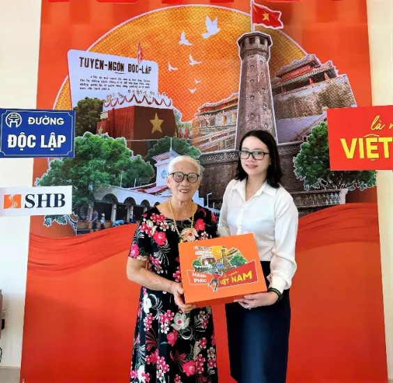 Bác Liên xúc động nhận trọn bộ quà tri ân từ cán bộ SHB Hà Tĩnh Picture6.png