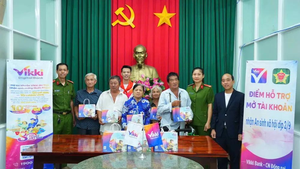 Đại diện Ngân hàng Số Vikki trao tặng quà điện thoại thông minh cho các hộ dân có hoàn cảnh khó khăn tại Đồng Nai IMG_3059.JPG