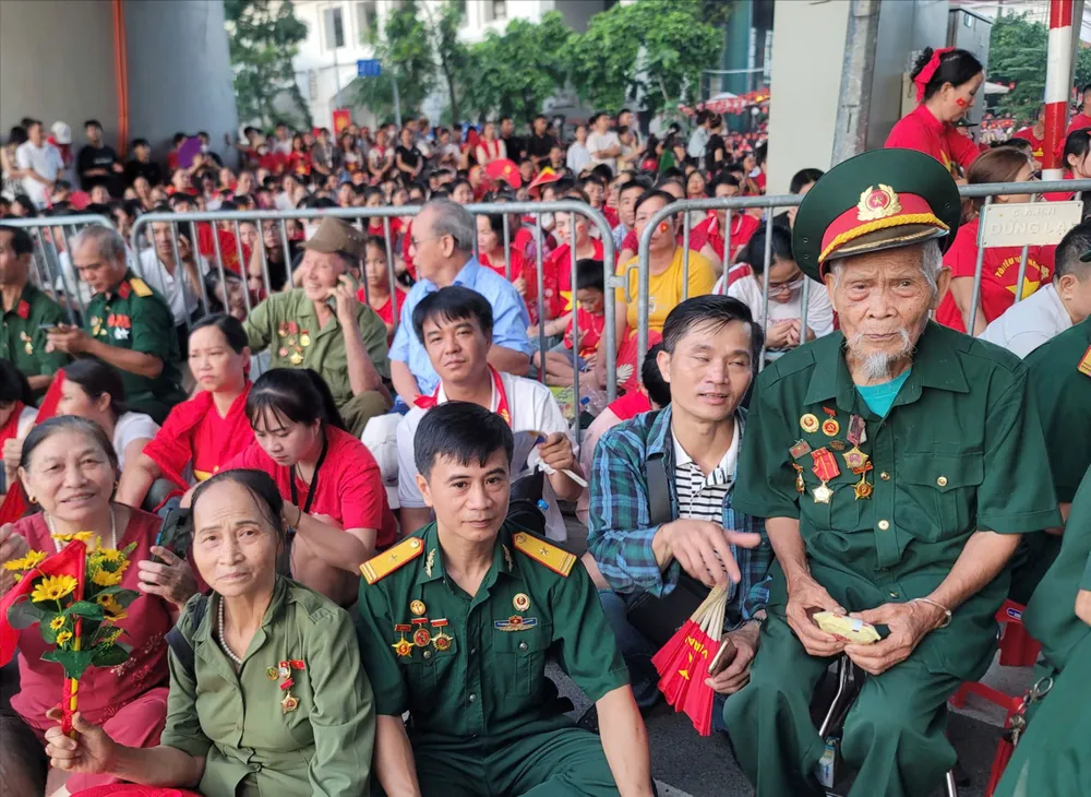 Cựu chiến binh Nguyễn Văn Dị cùng cháu nội đi xem diễu binh, diễu hành kỷ niệm 80 năm Quốc khánh. Ảnh: NGUYỄN QUỐC C3b.jpg