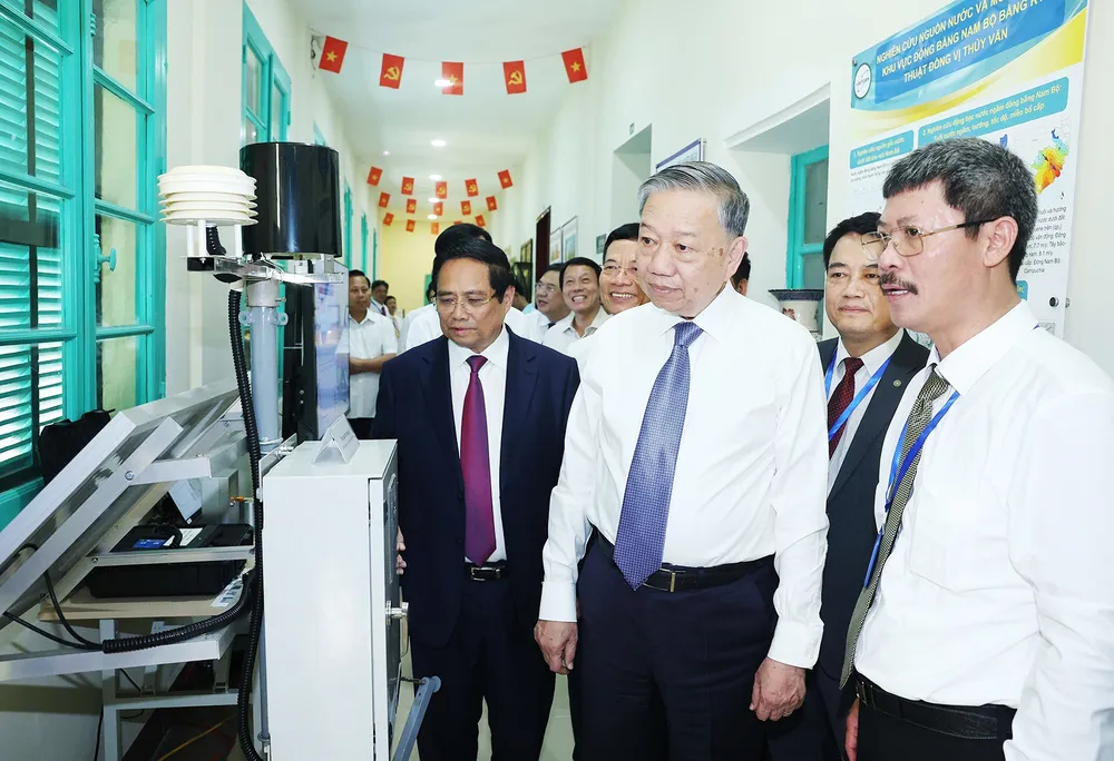 Tổng Bí thư Tô Lâm, Thủ tướng Phạm Minh Chính nghe giới thiệu các ứng dụng năng lượng nguyên tử vì hòa bình. Ảnh: TTXVN E2a.jpg