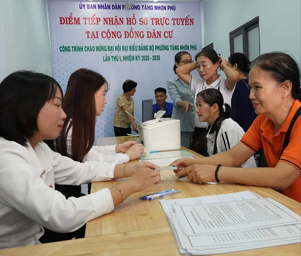 Cán bộ khu phố 43, phường Tăng Nhơn Phú tiếp nhận, giải quyết thủ tục hành chính cho người dân tại trụ sở khu phố. Ảnh: PHƯƠNG UYÊN E3b.jpg