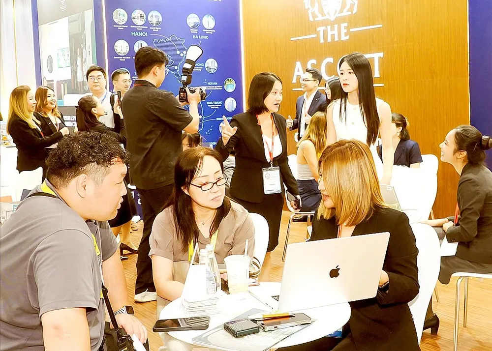 Đông đảo khách tham quan các gian hàng du lịch cao cấp tại Hội chợ Du lịch quốc tế TPHCM lần thứ 19 (ITE HCMC 2025). Ảnh: HOÀNG HÙNG E5c.jpg