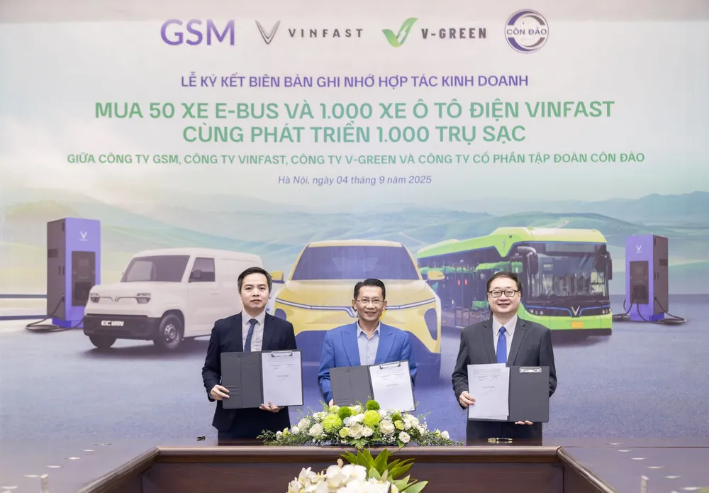 Ông Nguyễn Đăng Khoa, Tổng Giám đốc Côn Đảo Group (giữa) cùng ông Trần Lê Phương, Phó Tổng giám đốc GSM (bên phải) và ông Nguyễn Đức Vinh, Phó Tổng giám đốc V-Green tại lễ ký kết hợp tác Anh 1.jpeg