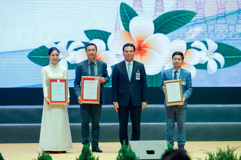 Lãnh đạo Bộ Kế hoạch và Đầu tư Lào trao hợp đồng tô nhượng dự án điện gió Savan 1 cho ông Nguyễn Thái Hà, Tổng Giám đốc Công ty TNHH MTV Điện gió Savan 1 (thứ hai từ trái sang). Ảnh: Nhật Bắc/VGP Ảnh 4.jpg