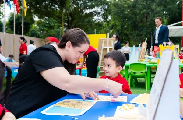Thầy cô giáo luôn là người đồng hành, khích lệ để các con thêm tự tin trong ngày đầu năm học mới Screenshot 2025-09-06 133114.jpg
