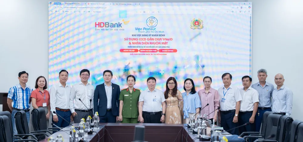 Đại diện PC06, Công an TPHCM, HDBank, Viện Pasteur tại Lễ ra mắt và chính thức vận hành hệ thống Kiosk y tế thông minh sáng nay, 9-9, tại Viện Pasteur HDBank2.JPG