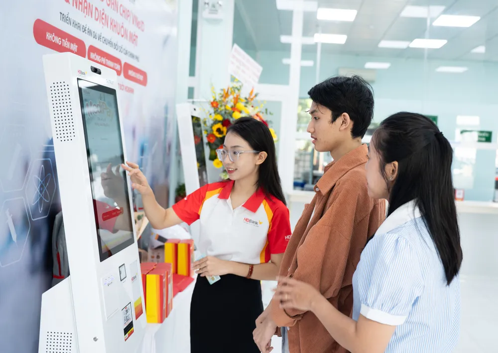 Chỉ với 1-2 phút thao tác, người dân có thể hoàn tất quy trình từ đăng ký khám đến thanh toán, hạn chế chờ đợi và giúp Viện vận hành hiệu quả hơn HDBank3.JPG