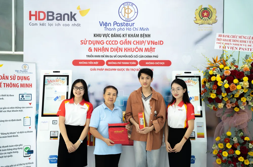 Đến nay, HDBank đã hoàn thiện triển khai Kiosk tại hơn 200 bệnh viện trên toàn quốc và hướng đến mục tiêu hoàn thành 1.001 Kiosk vào cuối năm 2025 HDBank5.JPG