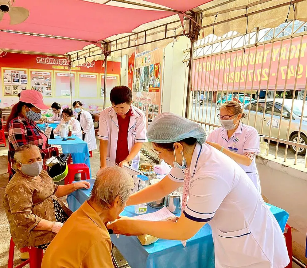 Nhân viên y tế lấy máu kiểm tra sức khỏe cho người cao tuổi tại phường Phú Lâm, TPHCM I1f.jpg