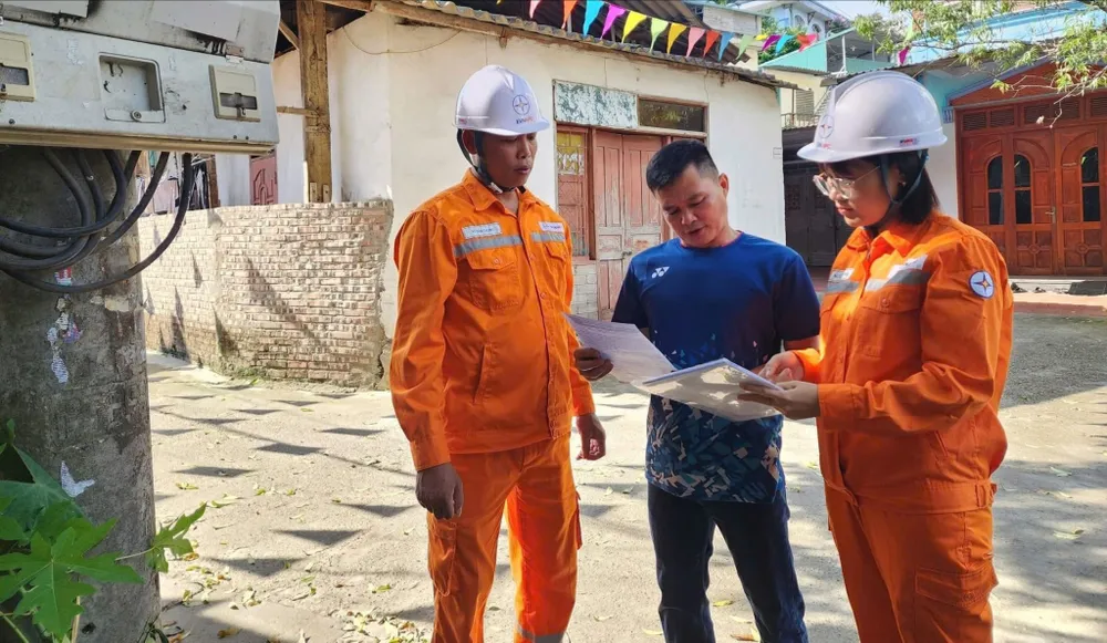 Cán bộ điện lực ở tỉnh Bắc Ninh đến tận hộ gia đình giải thích lý do hóa đơn tiền điện tăng trong tháng 8-2025 I4c.jpg