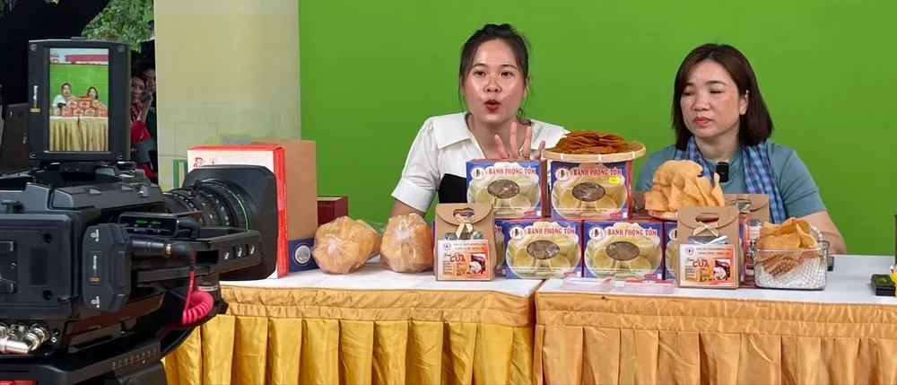 Doanh nghiệp phát trực tiếp buổi bán hàng của mình trên không gian số. Ảnh: Hoàng Hùng I5B.jpg