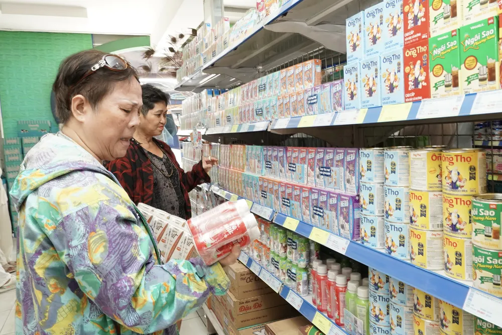 Người tiêu dùng lựa chọn sản phẩm sữa Vinamilk tại một cửa hàng ở phường Thủ Dầu Một, TPHCM. Ảnh: Hoàng Hùng I5c.jpg