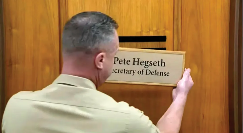 Tấm biển ghi “Pete Hegseth - Bộ trưởng Quốc phòng” được gỡ bỏ khỏi cửa văn phòng của ông Hegseth vào ngày 5-9. Ảnh: Washington Post I8A.jpg