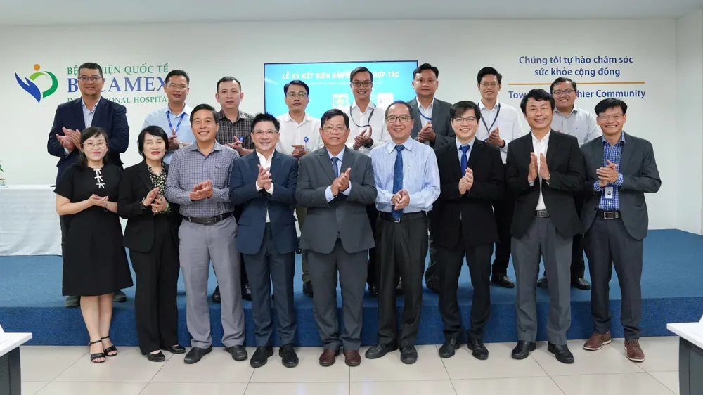 Các đại biểu chụp ảnh lưu niệm tại buổi lễ aecc7de86714ec4ab505.jpg