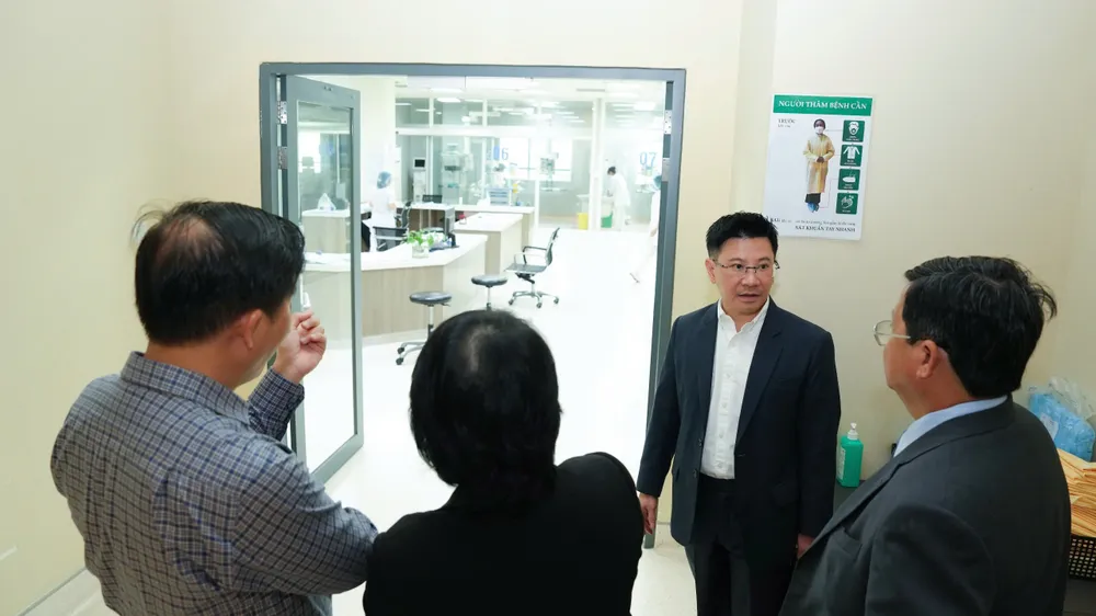 Ông Nguyễn Tấn Lợi, Chủ tịch Hội đồng quản trị Bệnh viện Quốc tế Becamex, Chủ tịch hội đồng Trường Đại học Quốc tế Miền Đông dẫn đoàn tham quan các phòng chuyên môn hiện đại tại Bệnh viện Quốc tế Becamex dc1a833e99c2129c4bd3.jpg