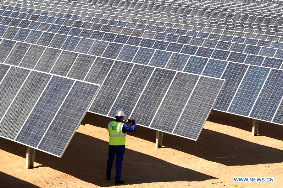 Trạm cung cấp điện năng lượng mặt trời tại Aswan, Ai Cập. Ảnh: XINHUA K12B.jpg