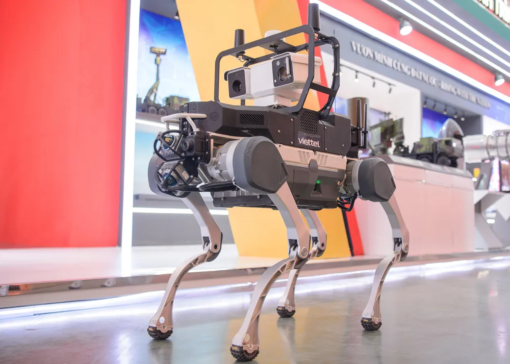 Robot tuần tra giám sát an ninh VSR01 do Viettel nghiên cứu và phát triển K1g.jpg