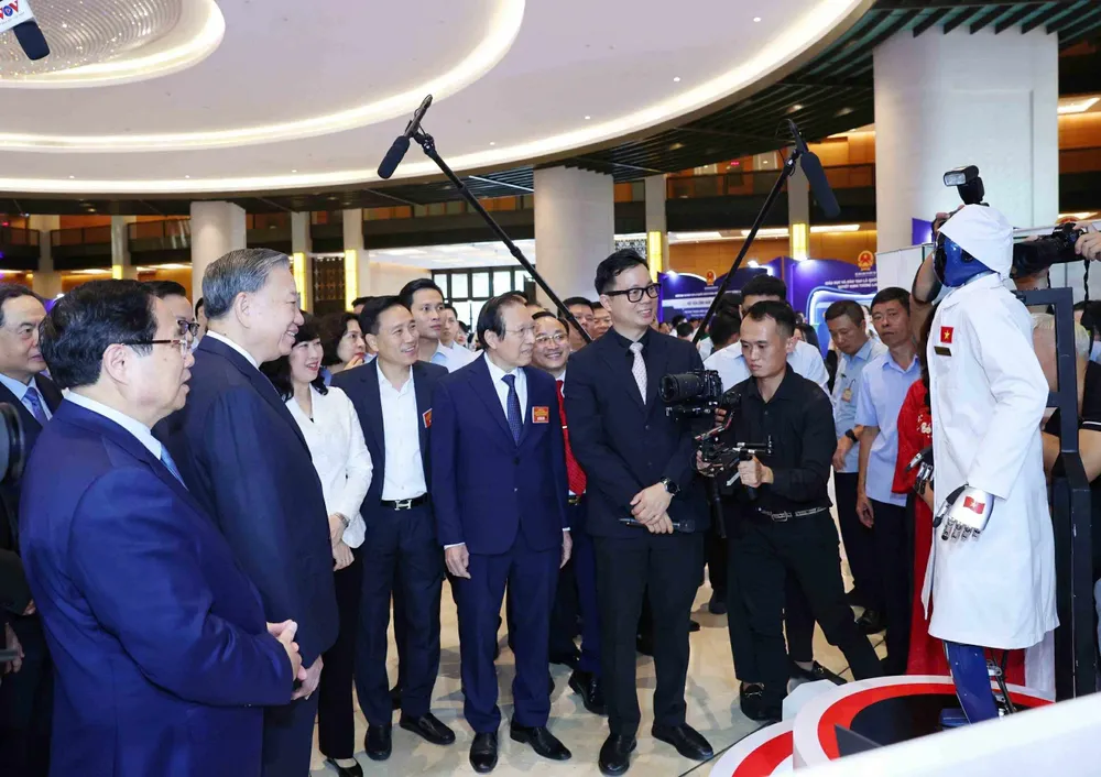 Lãnh đạo Đảng, Nhà nước và các đại biểu tương tác với Robot y tế VinMotion Ảnh 1.jpg