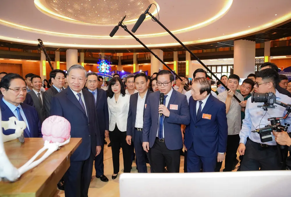 GS.TS Trần Trung Dũng (cầm mic) giới thiệu những công nghệ y tế tiên tiến của Vinmec với các đại biểu Anh 2.jpeg