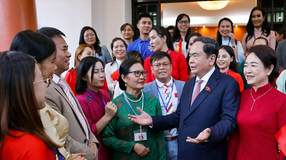Chủ tịch Quốc hội Trần Thanh Mẫn và phu nhân gặp gỡ đại diện cộng đồng người Việt Nam tại Malaysia. Ảnh: TTXVN Q1e.jpg