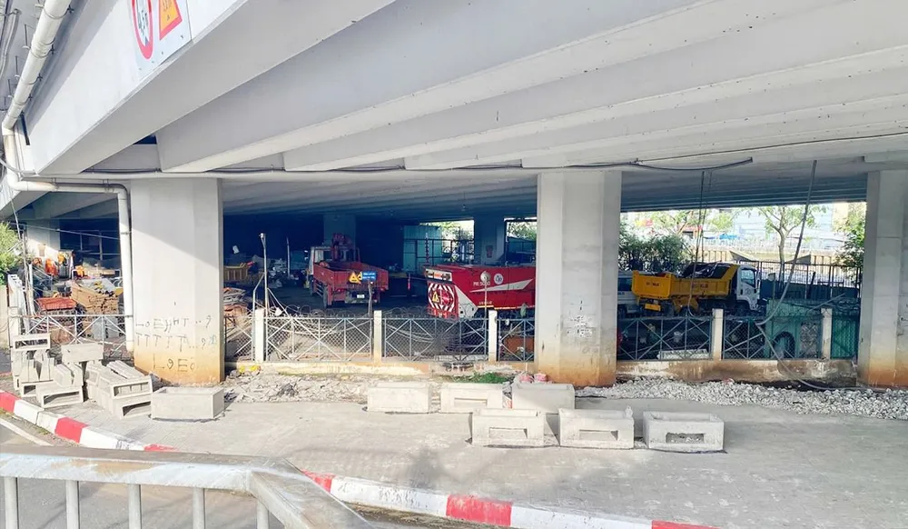 Gầm cầu Lò Gốm lâu nay trở thành khu vực tập kết các loại xe. Ảnh: THIÊN PHÁT