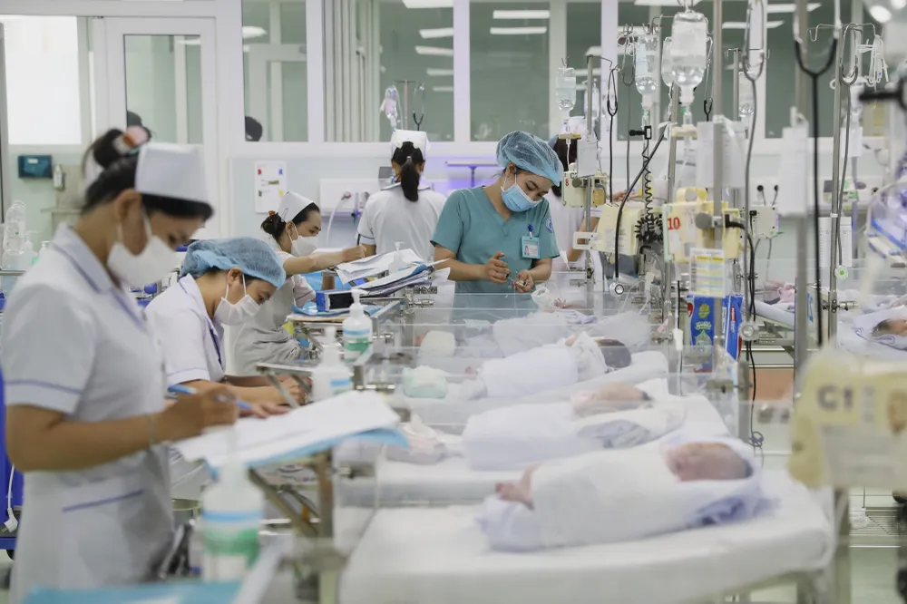 Nhân viên y tế Bệnh viện Nhi đồng 1 TPHCM chăm sóc trẻ sinh non, nhẹ cân hoặc mắc các bệnh lý bẩm sinh Q7a.jpg