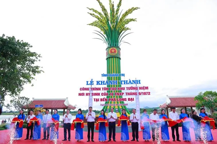 Các đại biểu thực hiện nghi thức cắt băng khánh thành 1758279547288-2935.jpeg