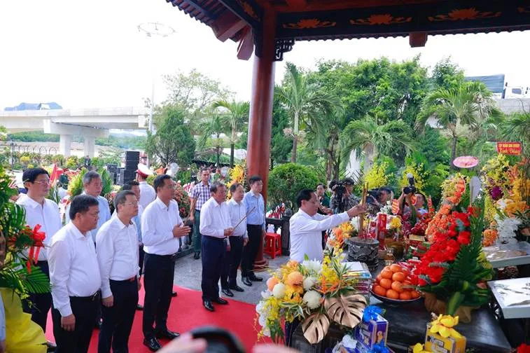Các đại biểu dâng hương tưởng niệm các anh hùng liệt sĩ tại sự kiện 1758279547353-4068.jpeg