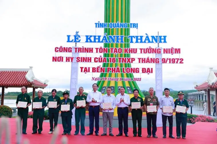 Phó Chủ tịch Quốc hội Trần Quang Phương và Bộ trưởng Bộ Văn hóa - Thể thao và Du lịch Nguyễn Văn Hùng tặng quà cho các cựu TNXP 1758279547403-9132.jpeg