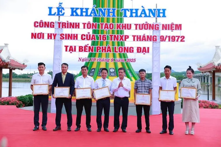 Ông Nguyễn Ngọc Nghị (thứ 4 từ bên trái qua) thay mặt T&T Group nhận Bằng khen của Chủ tịch UBND tỉnh Quảng Trị 1758279547504-2945.jpeg
