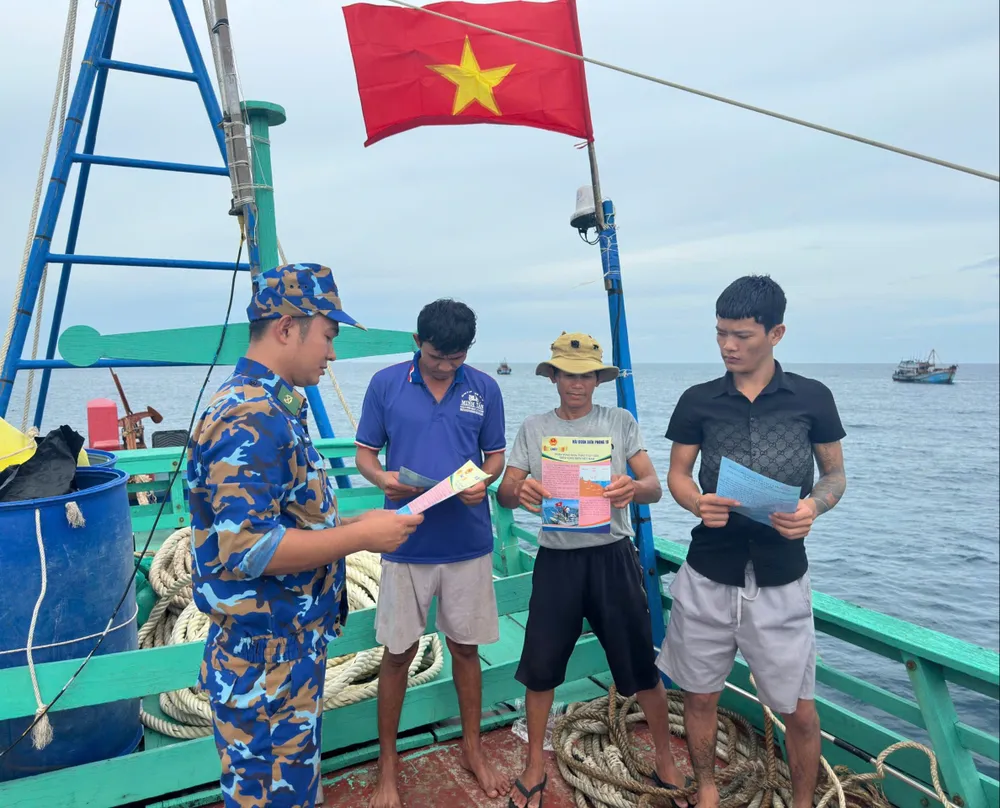 Lực lượng Cảnh sát biển tuyên truyền pháp luật về khai thác thủy hải sản cho ngư dân TPHCM chu de 1.jpg