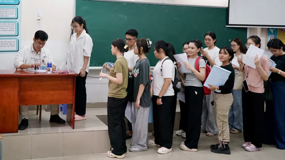 Tân sinh viên làm thủ tục khám sức khỏe trong ngày đăng ký nhập học tại Trường ĐH Sài Gòn. Ảnh: Hoàng Hùng S1f.jpg