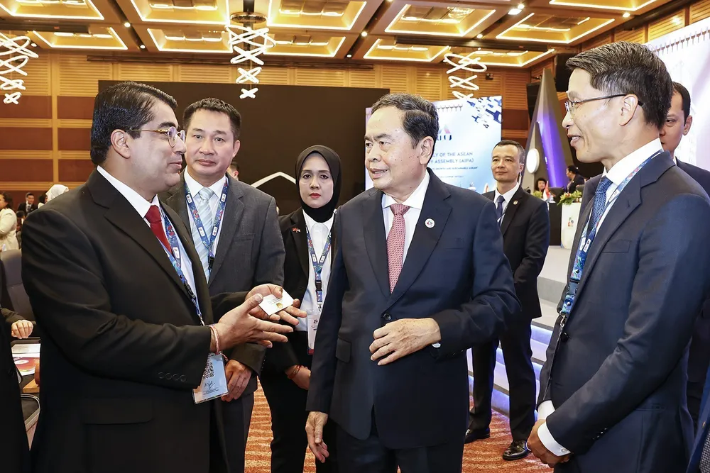Chủ tịch Quốc hội Trần Thanh Mẫn trao đổi với đại biểu tham dự Phiên toàn thể thứ nhất của AIPA-46. Ảnh: TTXVN S1g.jpg