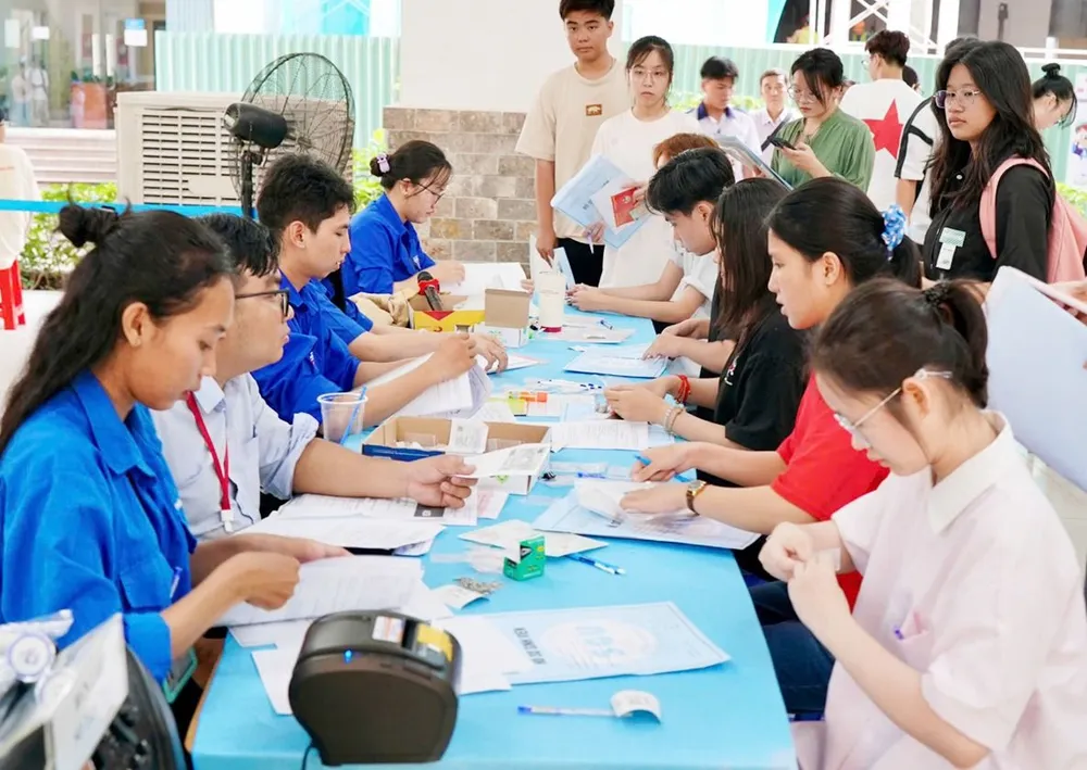 Tân sinh viên Trường Đại học Sài Gòn làm thủ tục nhập học. Ảnh: THANH HÙNG S4c.jpg