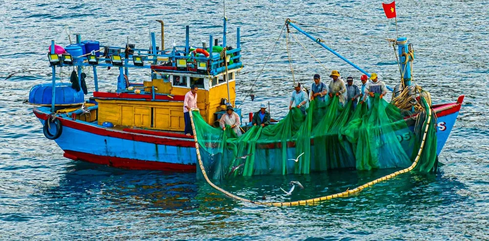 Tàu cá ngư dân tỉnh Gia Lai đang khai thác trên vùng biển thuộc chủ quyền Việt Nam. Ảnh: DŨNG NHÂN S5b.jpg