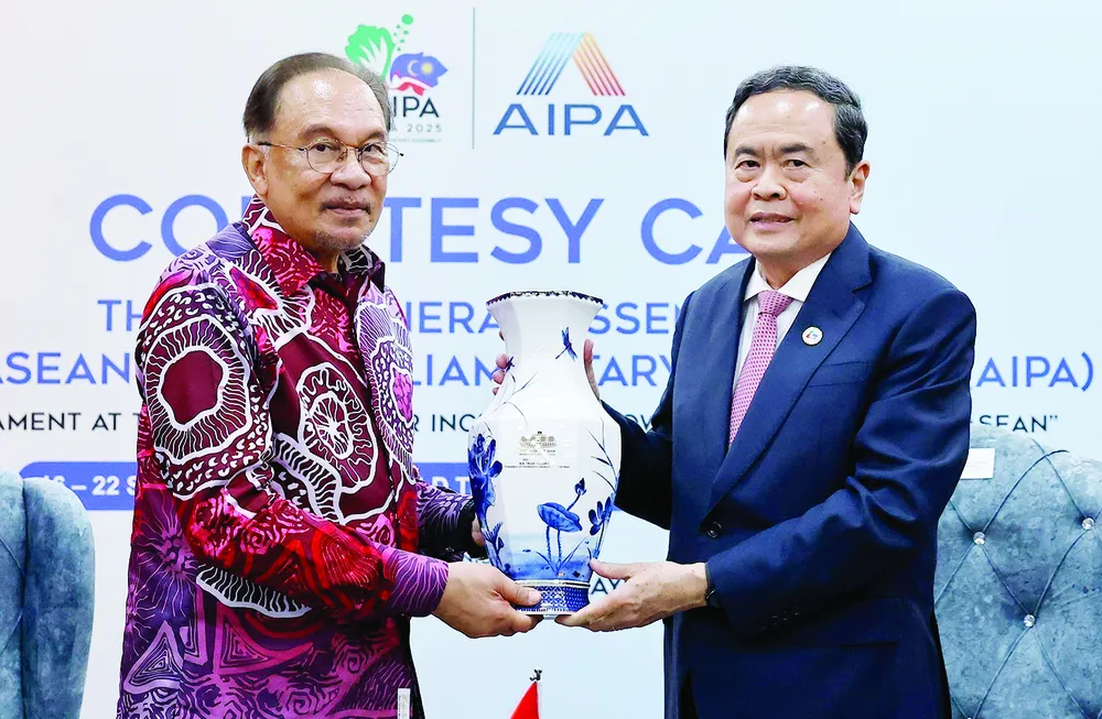 Chủ tịch Quốc hội Trần Thanh Mẫn tặng quà lưu niệm Thủ tướng Malaysia Anwar Ibrahim S8c.jpg
