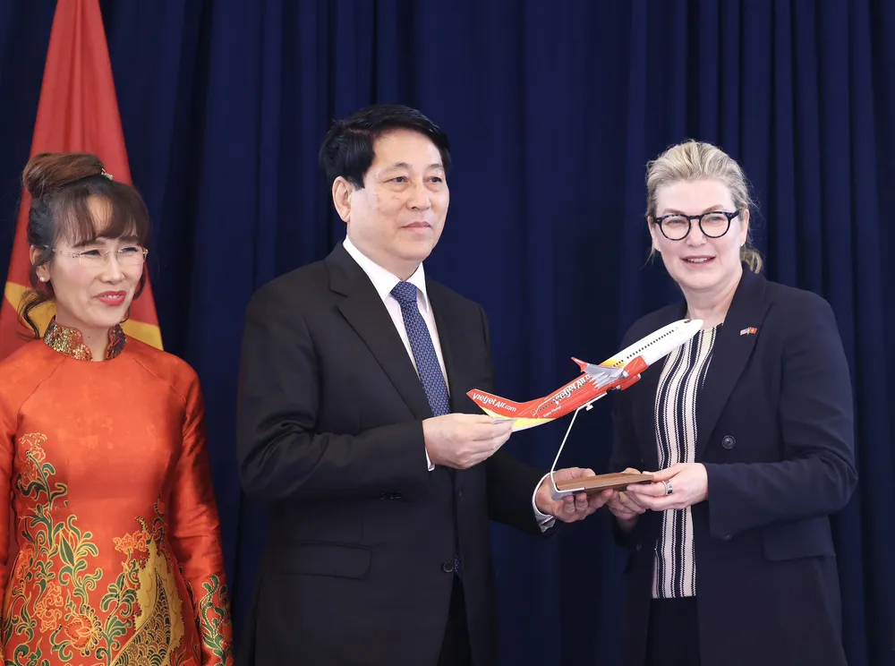 Chủ tịch nước Lương Cường tham dự lễ ký kết bàn giao máy bay giữa Boeing và Vietjet Photo 2 (1).jpg