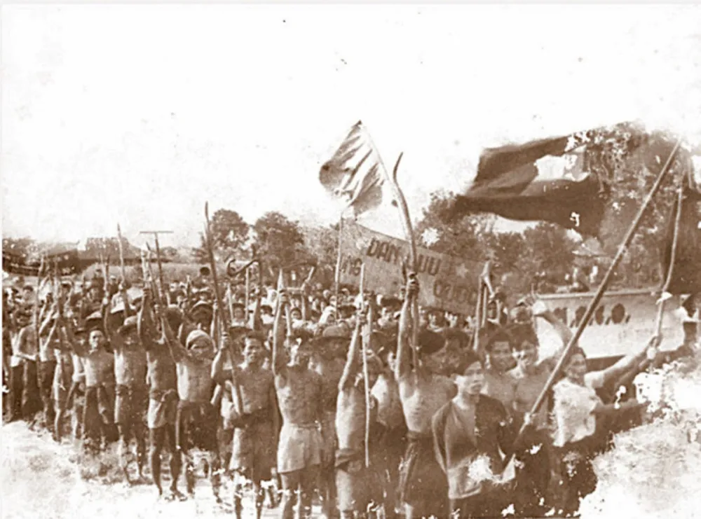Nhân dân Nam bộ trong những ngày đầu kháng chiến năm 1945. Ảnh: Tư liệu W3b.jpg