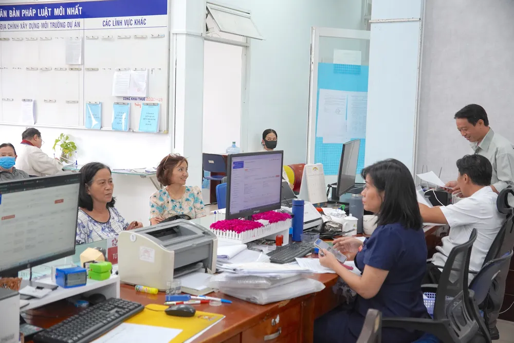 Cán bộ, công chức phường Tân Sơn Nhất (TPHCM) phục vụ người dân tại Trung tâm Phục vụ hành chính công của phường. Ảnh: QUANG HUY W4a.jpg