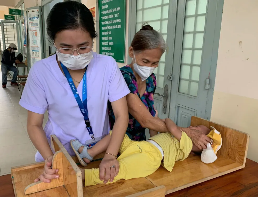 Nhân viên Trạm Y tế phường An Hội Tây, TPHCM, thực hiện cân đo cho trẻ trước khi khám sức khỏe W4b.jpg
