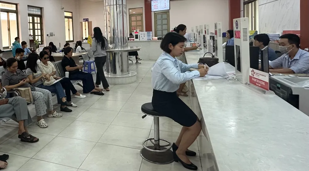 Người dân đến UBND phường Tân Bình, TPHCM làm thủ tục hành chính liên quan đến đất đai. Ảnh: THANH HIỀN W5A.jpg