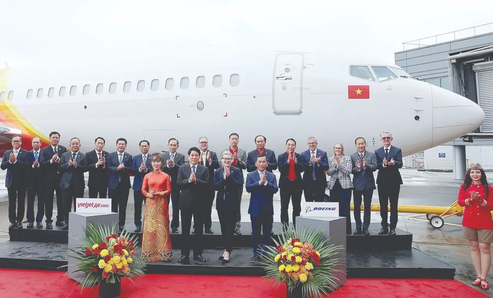Chủ tịch nước Lương Cường chứng kiến Lễ bàn giao máy bay Boeing 737-8 đầu tiên giữa Tập đoàn Boeing và Hãng hàng không Vietjet Air. Ảnh: TTXVN W8c.jpg