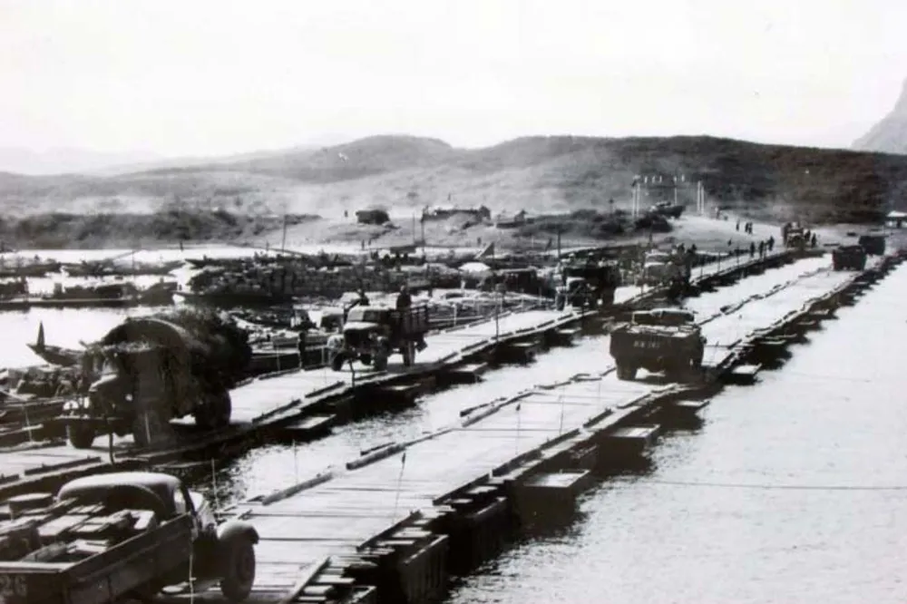 Bến phà Long Đại từng là nơi hứng chịu hàng vạn tấn bom đạn giai đoạn 1965-1972. Ảnh: tư liệu 1758702862476-5300.png