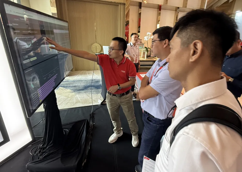 Viettels representant för cybersäkerhet presenterar informationssäkerhetsteknik vid 2025 års konferens för ledare inom informationsteknik och informationssäkerhet i Ho Chi Minh-staden. Y4a.jpg