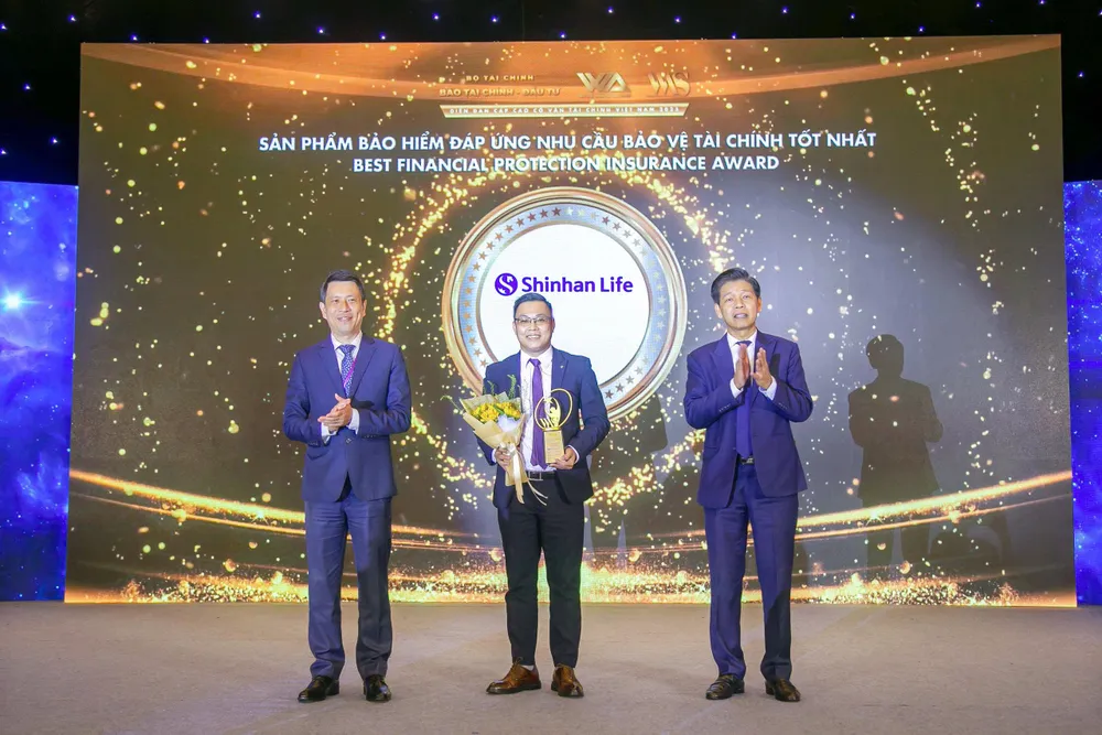 Đại diện Shinhan Life Việt Nam nhận vinh danh _Sản phẩm bảo hiểm đáp ứng nhu cầu bảo vệ tài chính tốt nhất_.jpg