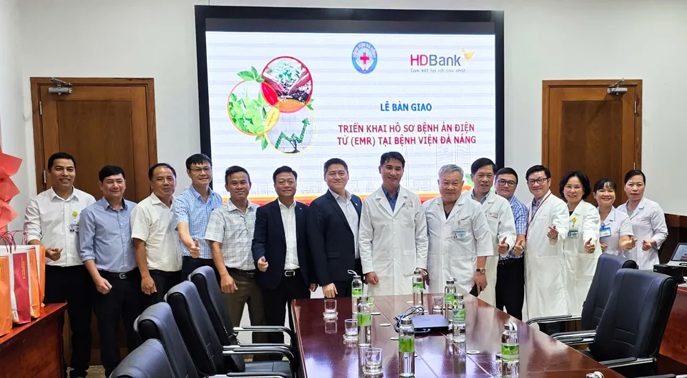 Đại diện Bệnh viện Đà Nẵng, HDBank tại Lễ bàn giao triển khai hồ sơ bệnh án điện tử (EMR) tại Bệnh viện Đà Nẵng, ngày 25-9-2025 HDBank1.jpg